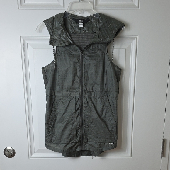 REI Jackets & Blazers - REI Olive Green Hooded Lightweight Vest.  Size XS